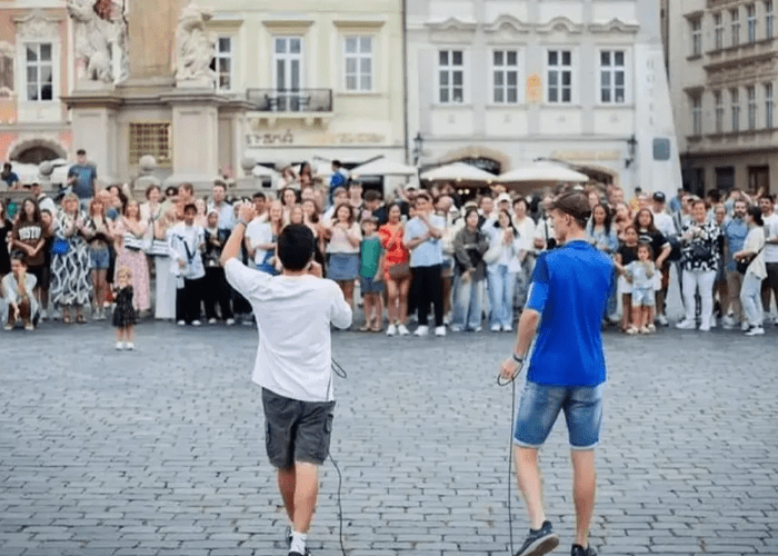 Jóvenes evangelizan a miles de personas en Praga