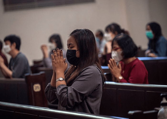 Musulmanes irrumpen en un servicio y obligan a los cristianos a dejar de adorar a Cristo