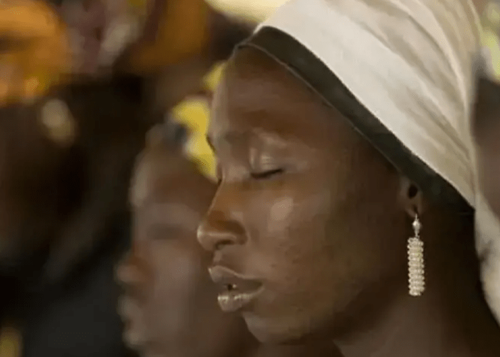 Padre musulmán quema a su hija después de que ella aceptó a Jesús en Uganda