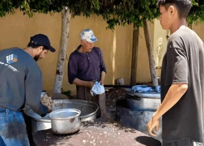 Cristianos egipcios ofrecen comida y agua a los palestinos que huyen de Gaza