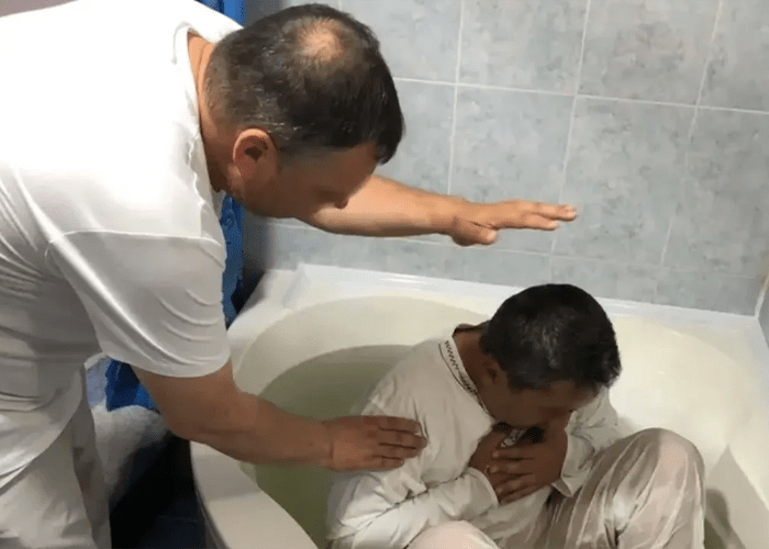 Un pastor es testigo del bautismo de la casta hindú más alta de la India