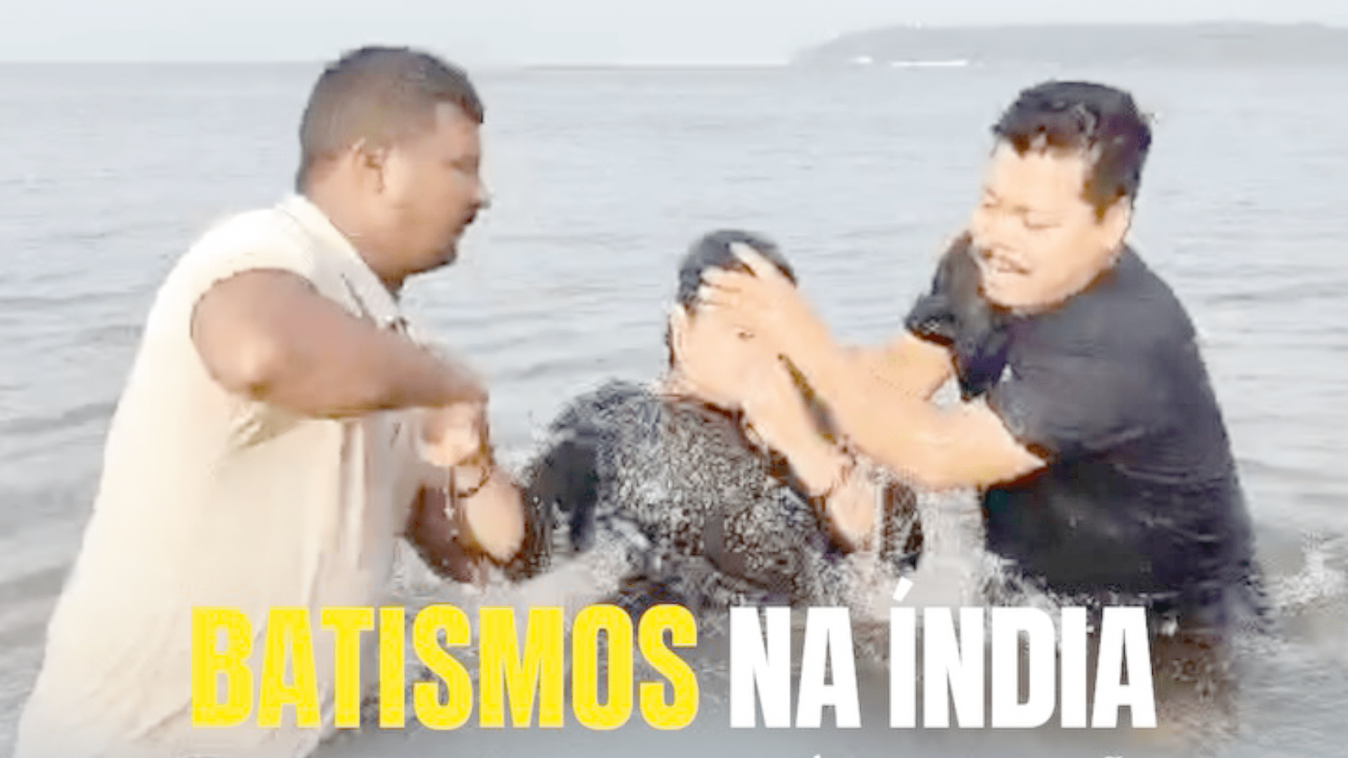 Misioneros brasileños bautizan a nuevos conversos en la India