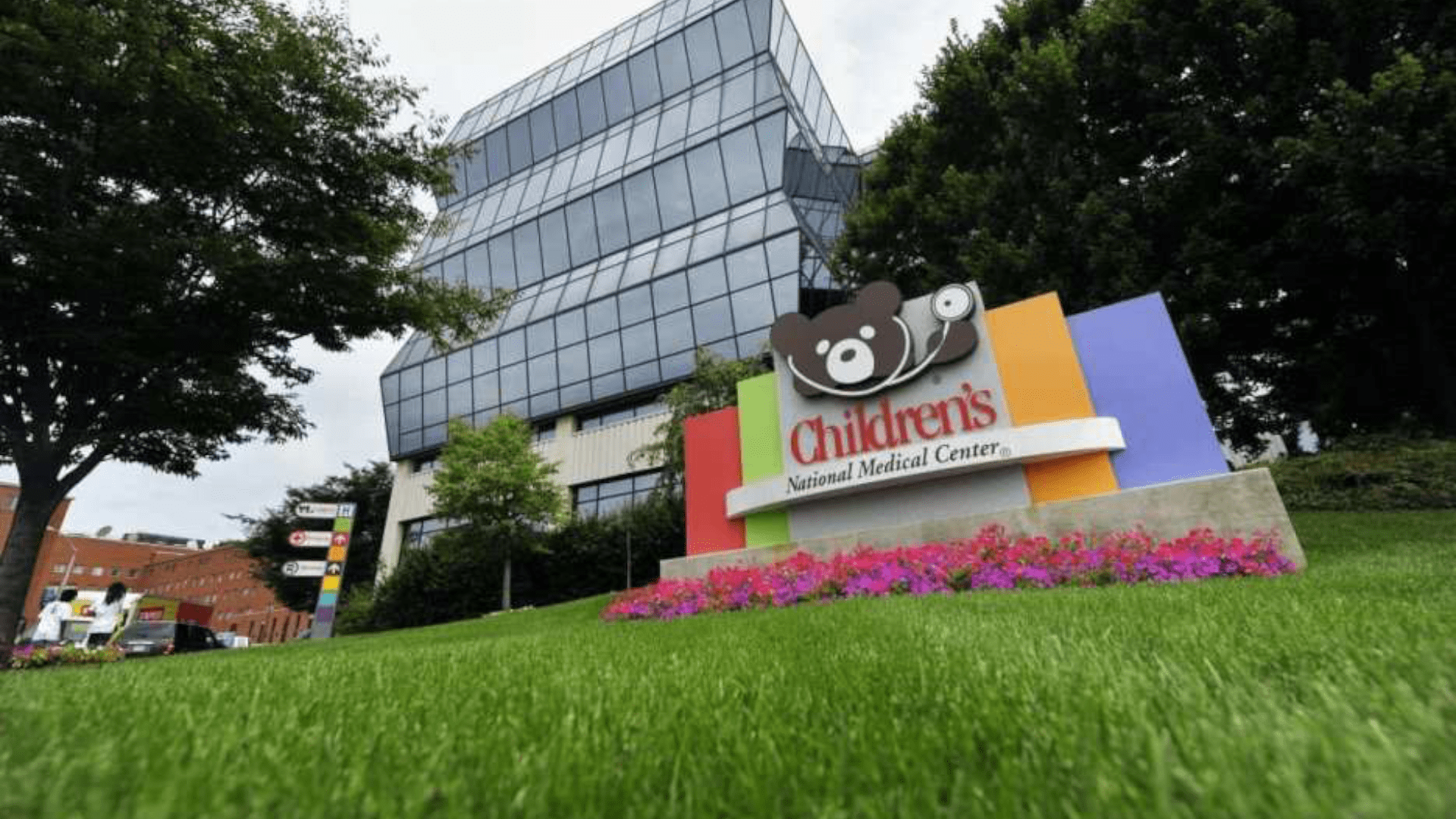 Hospitales suspenden cirugías de cambio de sexo y bloqueadores de pubertad para niños tras orden de Trump
